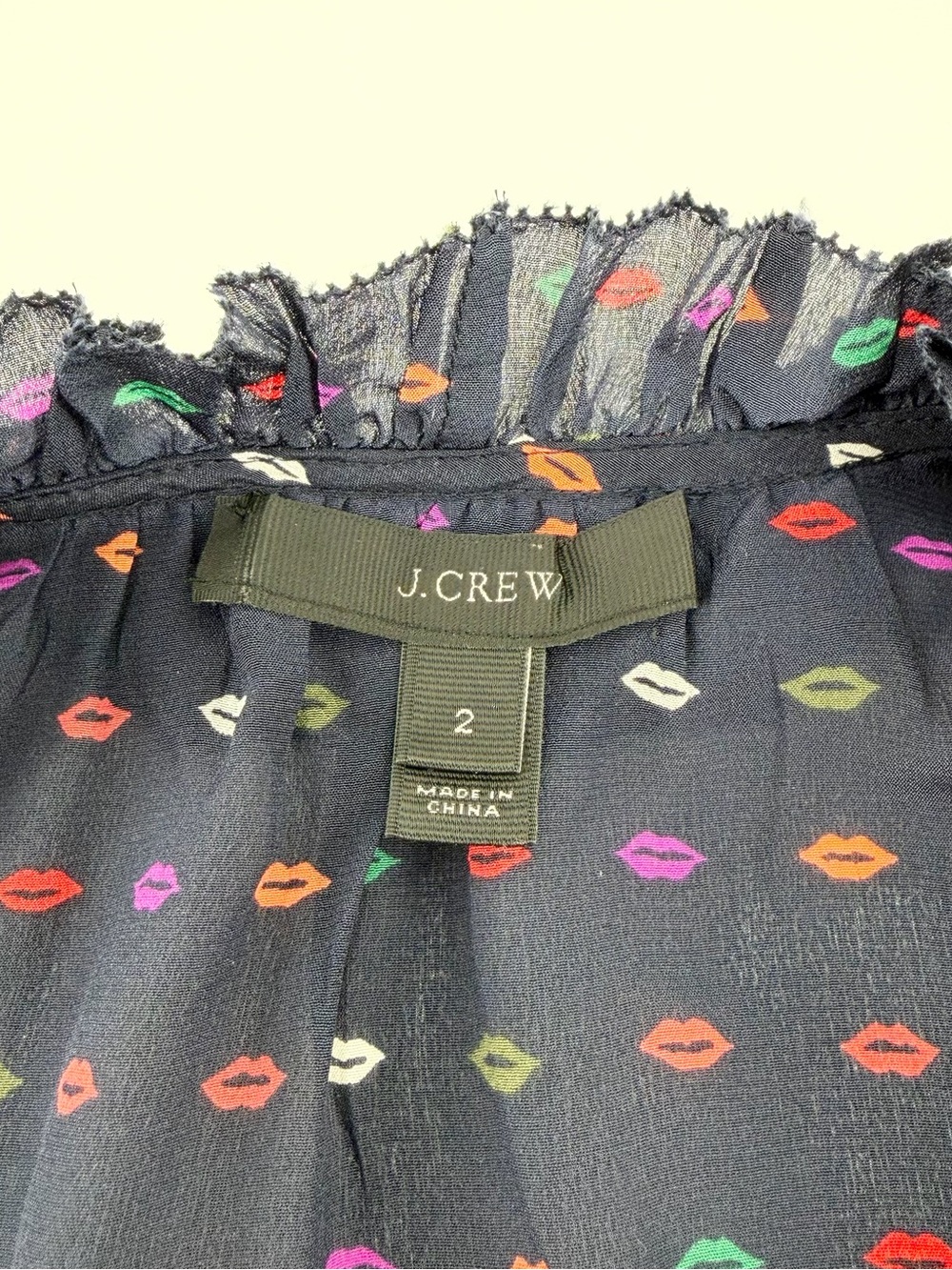 J.Crew EUC 100% Silk Ruffle Neck Lip Print Blouse Navy Rainbow Kisses Size 2 - Picture 3 of 7